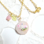 左仰ぎ/モルガナイトと桜うさぎネックレス