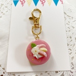 お値打ち品！flower桃ケーキのキーホルダー