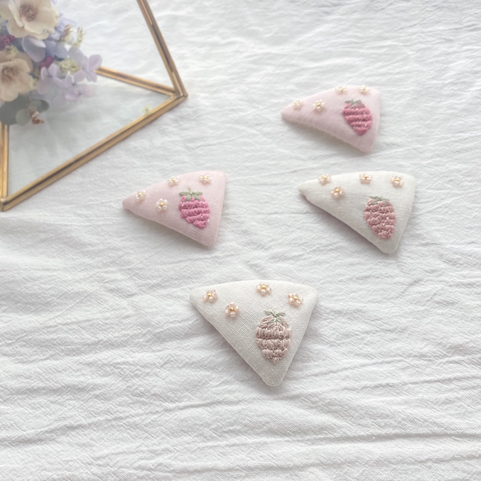 2個セットいちご柄 刺繍 ぱっちんピン 2個セットいちご柄刺繍ぱっちんピン