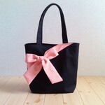 ファスナーポケット付き☆黒帆布✕ギンガムチェックのリボン付きトートバッグ　肩掛け　ラッピング対応可　差し色　春　ピンクオレンジ　　764