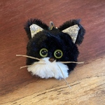 保護猫チャリティキーホルダー【ハチワレさん】