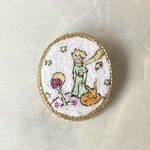 【pochimaroさまオーダー品】サン=テグジュペリ「星の王子さま」の手刺繍ブローチ