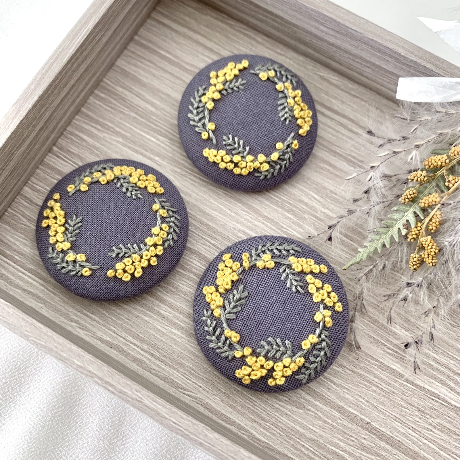 くるみボタン　刺繍　ヘアゴム　ブローチ　ミモザシリーズ dab6133e314d0f04d34f0b3ed86189