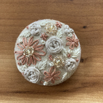 ビーズ刺繍くるみボタン（ヘアゴム/ブローチ）