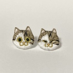 【 オーダー 】キジ白猫ちゃんの刺繍ピアス ハンドメイド