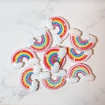 【素材】ラメ入り 虹🌈のプラパーツ(穴あり) 10個