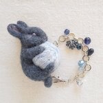 ウサギと毛糸玉 バッグチャーム(Sサイズ)