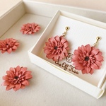 ガーベラ*コーラルピンク/革花ピアス イヤリング/揺れる 大きめ レザーアクセサリー