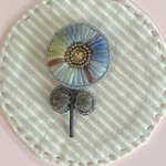 大人可愛い　ビーズ刺繍ブローチ　＊北欧風お花＊　混ざり染め(ブルーグレー)