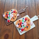 壁に飾れるフェイクスイーツ「ベリーパンケーキ（茶）」