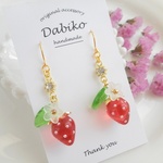 真っ赤な可愛いイチゴのキラキラピアス/イヤリング🍓（春・いちご・ストロベリー・赤・レッド・グリーン・白・ホワイト・リーフ・花・フラワー・クリア・パール・ガラス・大ぶり・揺れる・上品・大人可愛い）