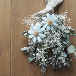 ブルーマーガレットと小花のスワッグ