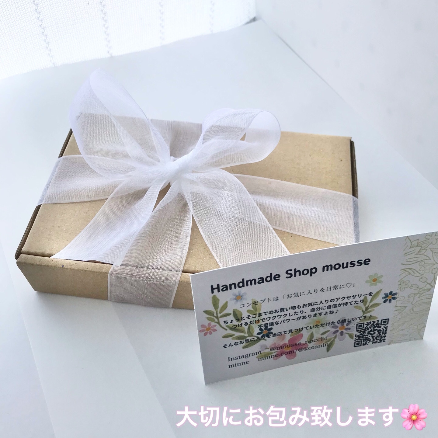 リボン　ヘアゴム♡プレゼント風リボン♡グリーン♡ハンドメイド リボン ヘアゴム 蛍光グリーン 黄緑 サテン 大きめ 仮装