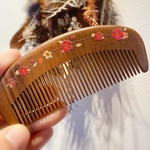 名前入り 名入れ 刻印 木製 櫛  携帯用 くし ヘアブラシ 絵付き 彩绘【桃太郎】お守り 静電気防止 美髪 頭皮マッサージ 男女 プレゼント お祝い 母　記念日 誕生日 結婚