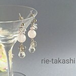 桜色ローズクォーツとクリスタルスワロフスキーが揺れるピアス