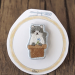 植木鉢猫の刺繍ブローチ/ハチワレ猫、ブルー