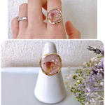 『ゴールドフープの花びらレジンリング』〜クリアピンク〜