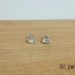 厚みのあるハートのシルバーピアス