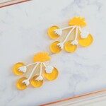 黄色いまんまるお花のピアス・薄い黄色