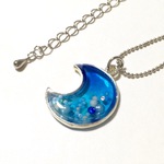 ☆蓄光  人魚姫の青い海の月ペンダント