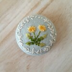 ”春のたんぽぽ” 手刺繍ブローチ ＊淡い水色＊