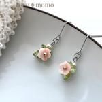 【再販】ピンク珊瑚の小さなお花ピアス（ﾋﾟｱｽ・ｲﾔﾘﾝｸﾞ・春・揺れる・パステルカラー・パール・花・桜・フラワー・グリーン・さんご・天然石）