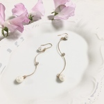 華奢ゴールドウェーブとパールピアス