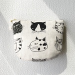 《カーキファスナー》コロンと丸い猫柄のポーチ