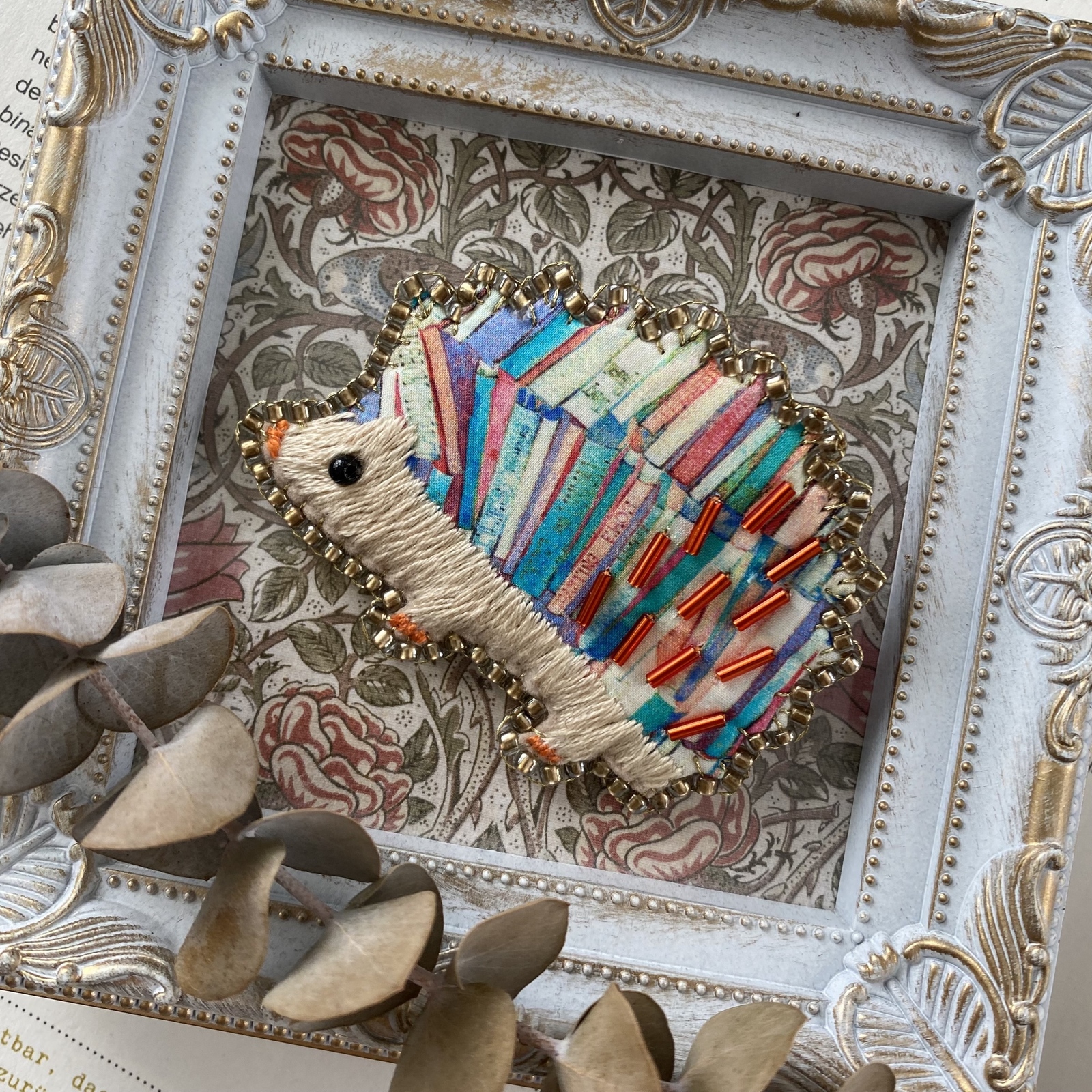 新作キノコシリーズ》ビーズ刺繍ブローチ『不思議な森の毒キノコ