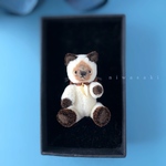 【ミニチュアシャム猫】茶色リボン