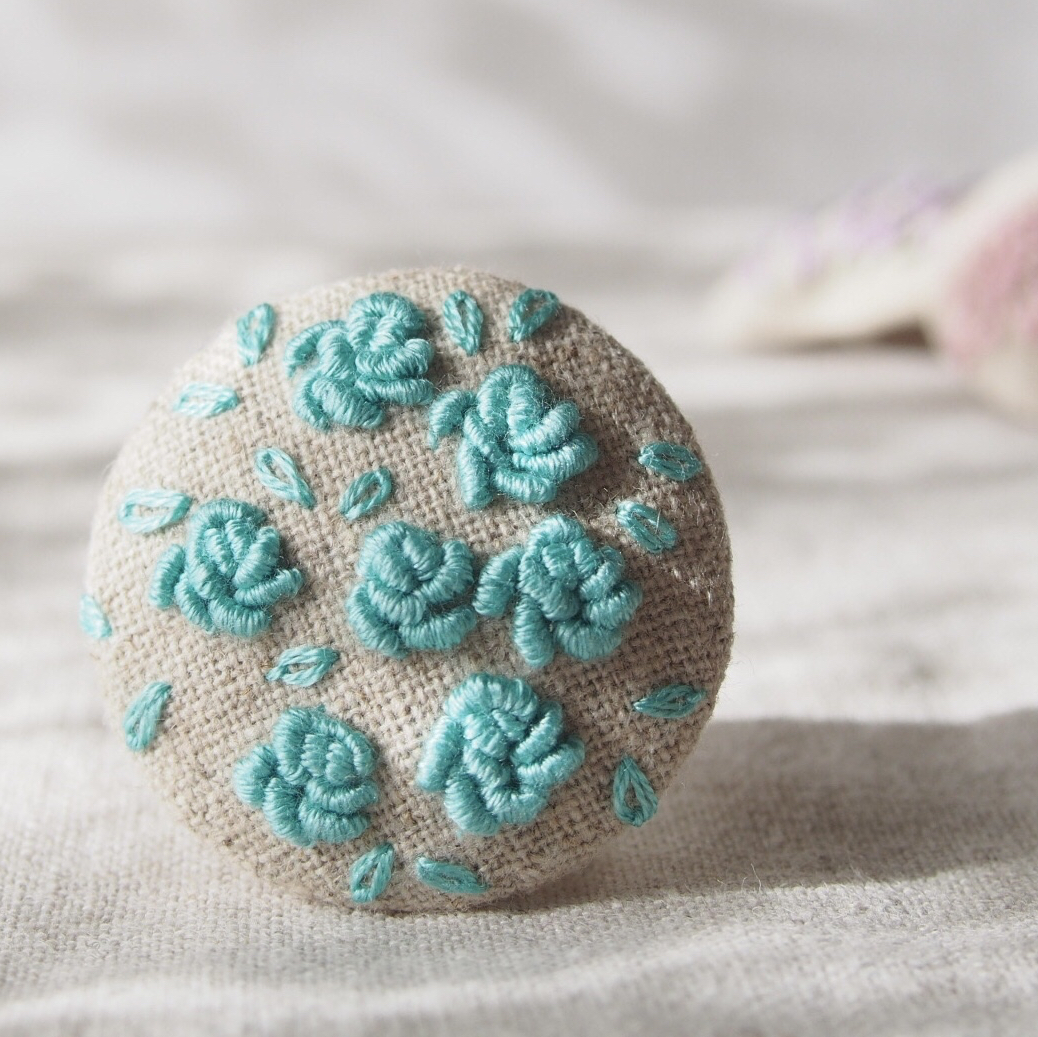 サマーローズ　ハンドメイド　　　　　 リボン刺繍ブローチ　くるみボタン 刺繍ブローチ(綿麻) バリオンローズ ヘアゴム可 くるみボタン