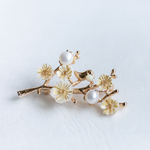 梅に鶯　ブローチ　貝細工梅の花