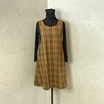 あったか起毛　マスタード×こげ茶チェック　横ボタンのふんわりすっきりフレアーエプロンドレス　93
