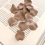  ※変更あり※10pcs[25mm・ピンクべージュ]マットペタルチャーム[トップ穴] a214