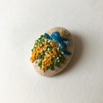 【再販】swag ミモザ　刺繍ブローチ ブルーリボン
