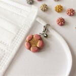 【限定桜色】異国情緒チェコ硝子*ぽってり可愛いアンティークピンクのチェコフラワーとスワロフスキーのマスクイヤリング【マスクチャーム/ファスナーチャーム】