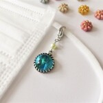 【SALE】JBB製石座使用*幻想的ブルーグリーンにシルバーが浮かぶチェコ硝子カボションマスクイヤリング【マスクチャーム/ファスナーチャーム】