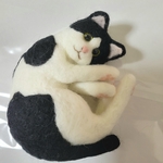 羊毛フェルト  黒白 猫ちゃん(ごろん)