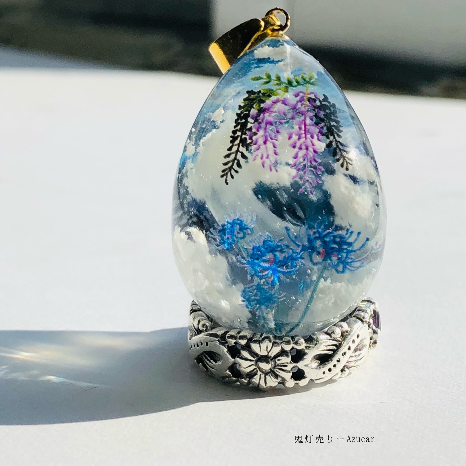 夜明けの空に藤の花と幻想的な彼岸花。雲レジン オルゴナイト