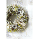 白い実と花のリース