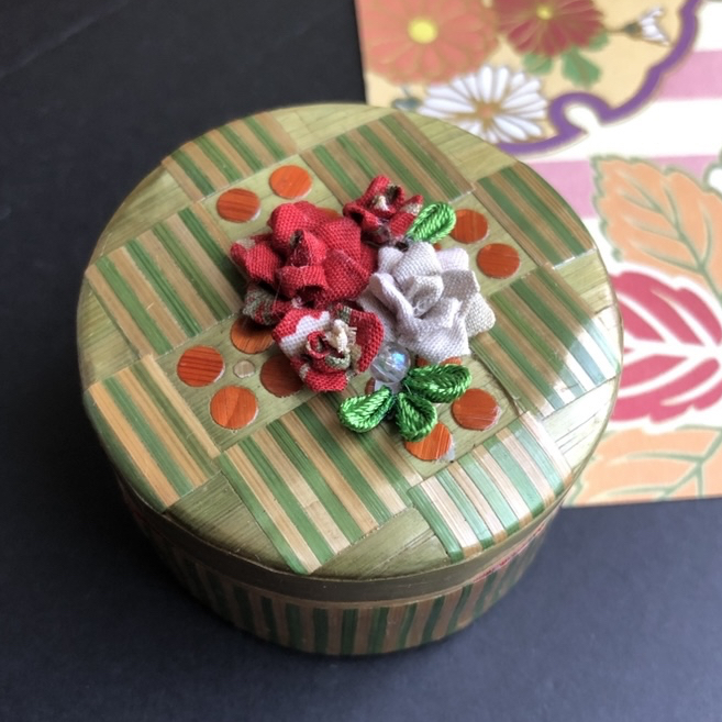 つまみ細工・緑の小箱/バラの小箱/ジュエリーボックス/小物入
