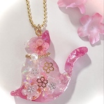  さくら色のお座り猫アクセサリー