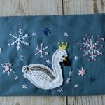 白鳥の　横長タイプポーチ　　　手刺繍・ビーズ刺繡