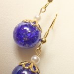 小クラックビー玉ピアス1(ディープブルー)Gパール