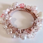 ピンクベージュのビーズシュシュ