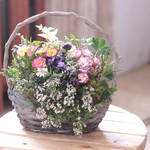 春のお花のバスケット花束植え