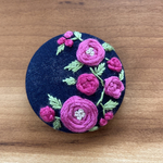 刺繍くるみボタン（ヘアゴム/ブローチ）
