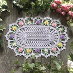 レース編みのドイリー・秘密の散歩道　　　　　　　　　　　39 X 26 cm