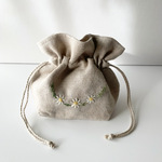 リネンの刺繍巾着ポーチ　マーガレットの手刺繍