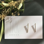 シルバーの棒ピアス